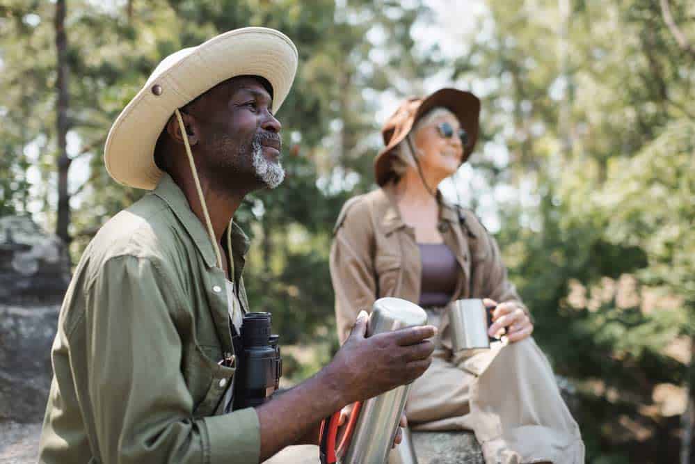 Safari-Kleidung mit Mückenschutz (depositphotos.com)