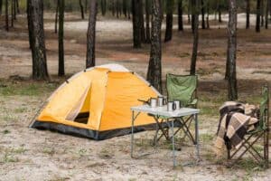 Campingbecher auf Campingtisch (depositphotos.com)